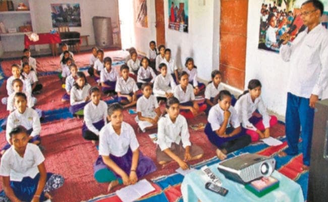 अब छात्र ”यस सर” या ”प्रजेंट सर” नहीं ”जय हिंद” या ”जय भारत” बोलकर बनवाएंगे अटेंडेंस