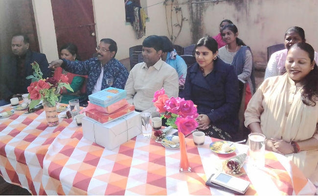 मानव तस्करी की शिकार कम उम्र की लड़कियों से डीसी ने कहा- आप पढ़े, रूके नहीं, पढ़ाई में मैं सहयोग करूंगा