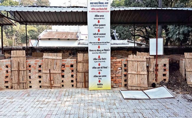 मशीन के इंतजार में खाद की पैकिंग, मशीन खरीदने के आदेश के बाद भी प्रक्रिया अब तक अधूरी