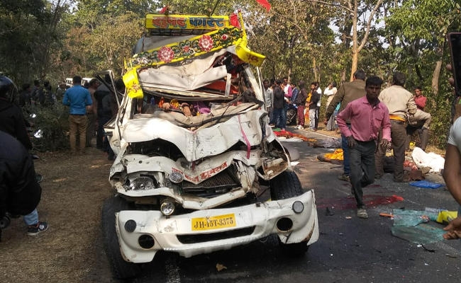देवघर : सवारी गाड़ी को ट्रक ने मारी टक्कर, 4 लोगों की मौत, 4 गंभीर