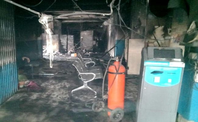 मुजफ्फरपुर : मोतीपुर में SBI की शाखा में चोरी में नाकाम होने पर लगायी गयी आग! पुलिस ने बरामद किये ग्रिल काटने के सामान