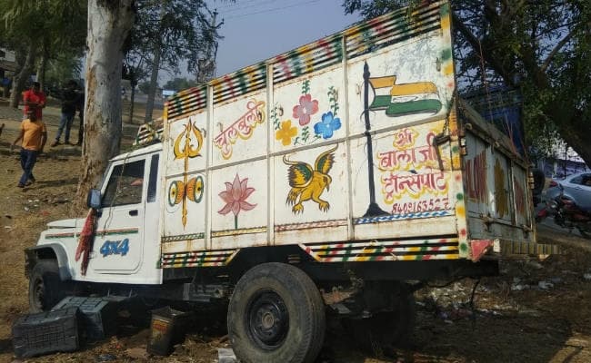 बरकट्ठा में अवैध स्प्रिट लदी पिकअप वैन दुर्घटनाग्रस्त, भारी मात्रा में स्प्रिट जब्त