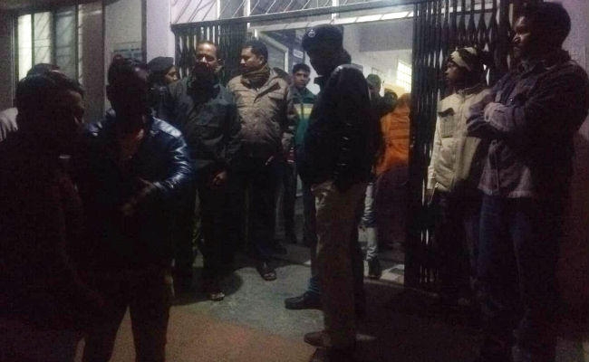 गुमला : शहर के बीचोंबीच होटल दुकानदार पर हमला के आरोपी को भीड़ ने पीटा, पुलिस ने बचायी जान