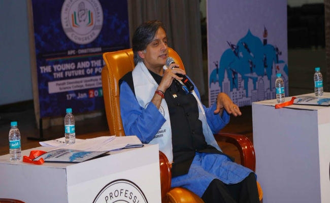 बोले कांग्रेस नेता थरूर- राजनीति में युवाओं को बढ़ चढ़ कर भाग लेना चाहिए क्योंकि…