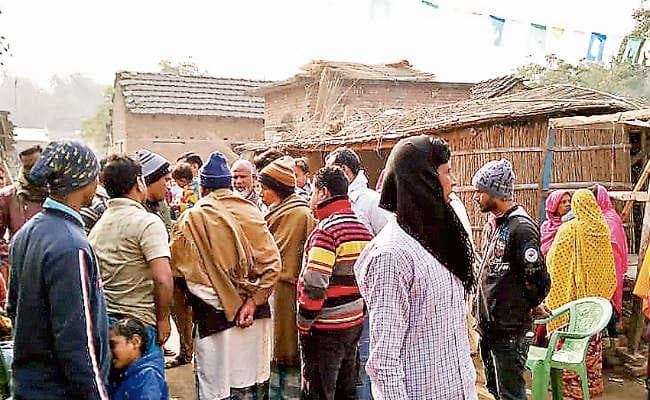 उधवा : पुलिस ने गलतफहमी में निर्दोष को उठाया, सदमे में चल बसी मां