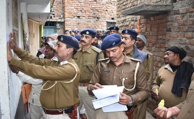 राजद नेता व मॉब लीचिंग में दो युवकों के हत्याकांड में फरार 62 अभियुक्तों के घर पर चिपकाया इश्तेहार