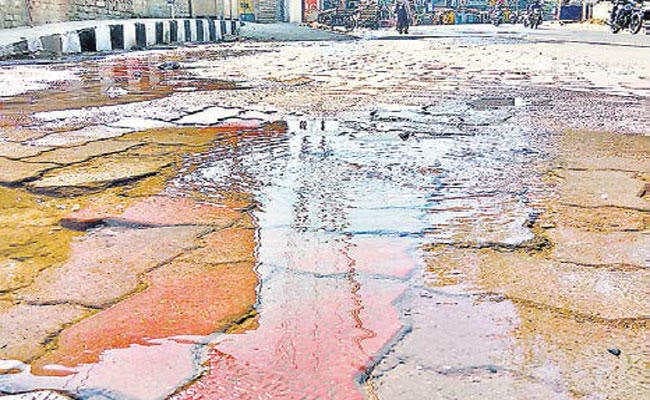 चास : निगम की टंकी से रोज हजारों लीटर पानी की हो रही बर्बादी