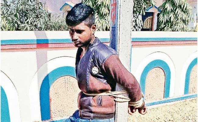 खस्सी चोरी करने का आरोप, युवक को पोल से बांधा और…
