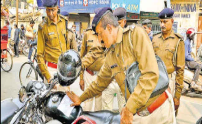 देवघर : सड़क किनारे वाहनों की पार्किंग पर चिपकाया चालान