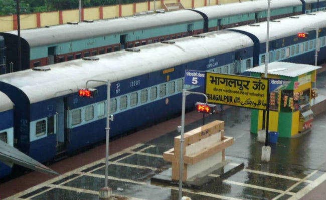 भागलपुर : एक्सट्रा एसी बोगी के साथ जमालपुर हावड़ा सुपर एक्सप्रेस कोलकाता रवानारविवार को एक अतिरिक्त एसी फर्स्ट कम एसी टू कोच(कम्पोजिट एसी) के साथ रवाना हुआ. यात्रियों की बढ़ती भीड़ के चलते अतिरक्ति कम