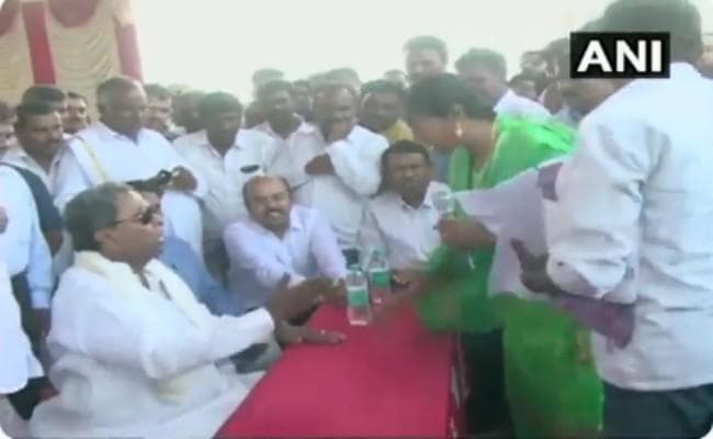 #Karnataka : पूर्व मुख्यमंत्री सिद्धारमैया ने की महिला के साथ बदतमीजी, वीडियो वायरल