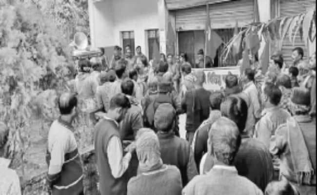दुर्गापुर : माकपा ने कमीशन खोरी का आरोप लगाकर किया घेराव