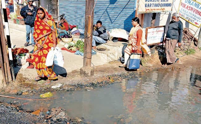 धनबाद : न है नाला, न नियमित होती है सफाई, सड़क पर बहता है गंदा पानी, जगह-जगह बने गड्ढों में जलजमाव