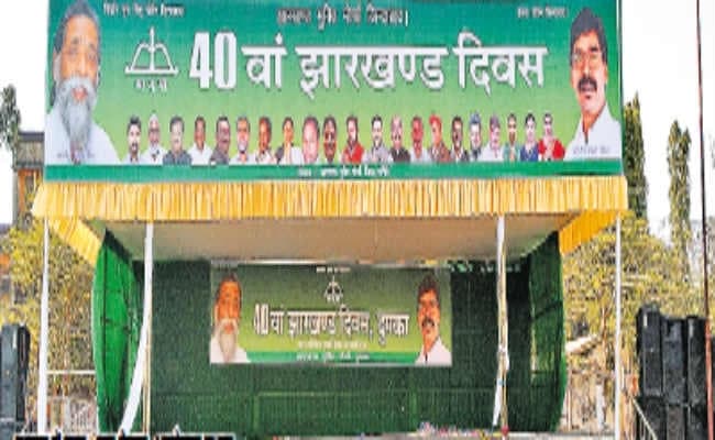 दुमका : झामुमो का 40वां स्थापना दिवस आज, पार्टी के झंडे-बैनर व होर्डिंग्स से पटी उपराजधानी