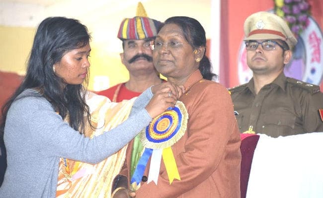 गुमला : राज्यपाल द्रौपदी मुर्मू ने कहा- आदिवासी अपना टाइटल मुंडा, उरांव खुलकर बताएं, डरे नहीं
