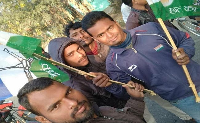 पुलिस ”बर्बरता” के खिलाफ RLSP का बिहार बंद, सड़कों पर उतरे पार्टी कार्यकर्ता, राजधानी एक्सप्रेस को रोका, आगजनी