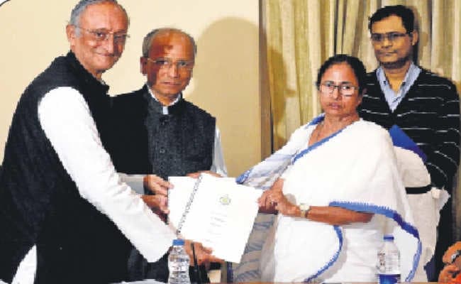 कोलकाता : वित्त मंत्री अमित मित्रा ने पेश किया राज्य बजट, 2018-19 में 9 लाख रोजगार का हुआ सृजन, 2.37 लाख करोड़ के बजट में कृषि, सामाजिक सुरक्षा पर जोर