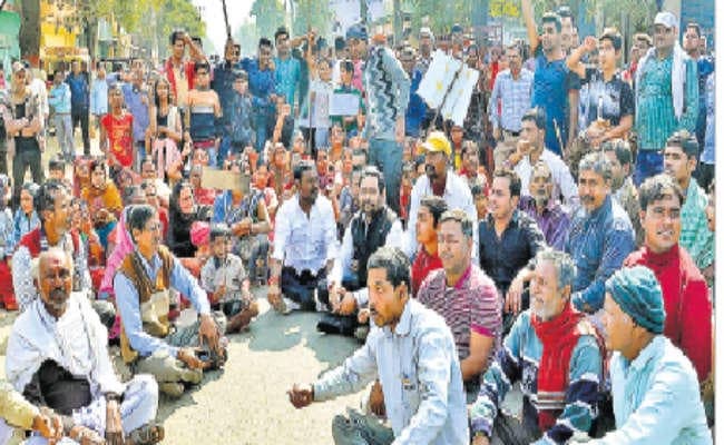 देवघर : सखुआ जंगल में सड़क देने की मांग पर देवघर-सारठ मुख्य सड़क चार घंटे जाम