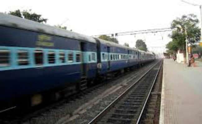 भागलपुर : आठ घंटे लेट आयी मालदा इंटरसिटी स्टेशन पर भीड़, ट्रेन में अफरा-तफरी