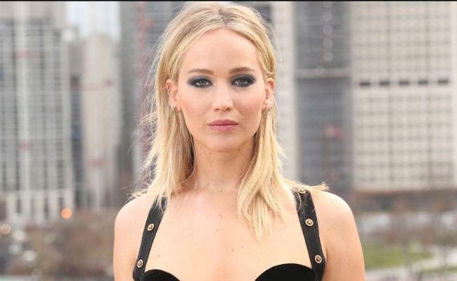 एक्‍ट्रेस जेनिफर लॉरेंस ने कुक मैरोने संग कर ली सगाई