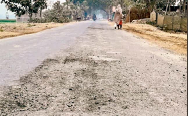 भागलपुर : कमिश्नर ने जिस सड़क काे दोबारा बनवाया था, वह फिर से क्षतिग्रस्त