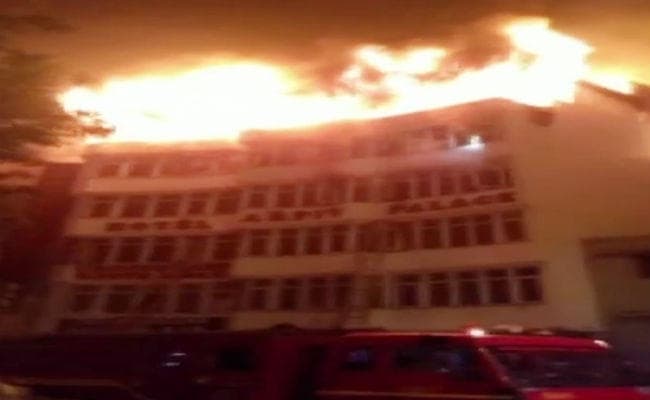 दिल्ली : करोलबाग के होटल में भीषण आग, 17 की मौत, केजरीवाल सरकार ने दिए मजिस्ट्रेट जांच के आदेश, मुआवजे की घोषणा