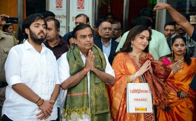 बेटे आकाश की शादी का कार्ड लेकर सिद्धिविनायक मंदिर पहुंचे मुकेश अंबानी और नीता अंबानी