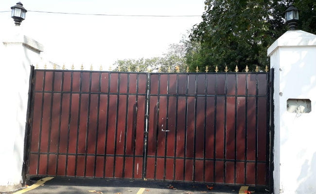 बंगला विवाद : तेजस्वी यादव ने खाली किया बंगला, बैनर-पोस्टर,नेम प्लेट और सुरक्षा कर्मी हटाये गये