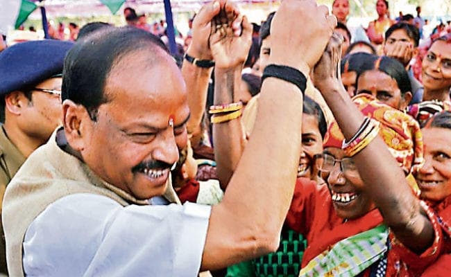 बोकारो : …जब मांदर की थाप पर थिरकते मुख्यमंत्री रघुवर दास, कहा, हेमंत अपने पिता के अपमान को नजरअंदाज कर रहे हैं