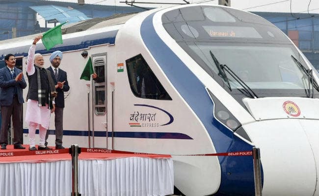 पीएम मोदी ने भारत की पहली सबसे तेज ट्रेन ‘वंदे भारत” को दिखाई हरी झंडी, ये है खासियत