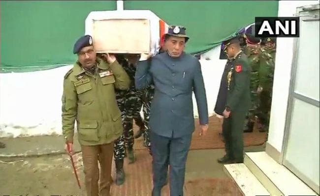 शहीदों को श्रद्धांजलि देने पहुंचे गृहमंत्री राजनाथ सिंह, शहीद को कांधा दिया