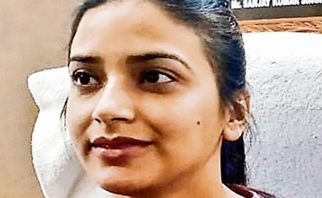 बिहार के दोनों शहीदों के बच्चों को गोद लेंगी शेखपुरा की डीएम, दो दिन का वेतन भी शहीदों के नाम देंगी