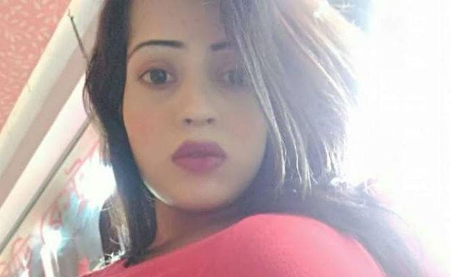 बांग्लादेश: सोशल मीडिया स्टार से ‘अभद्र” तस्वीरें हटाने को कहा गया