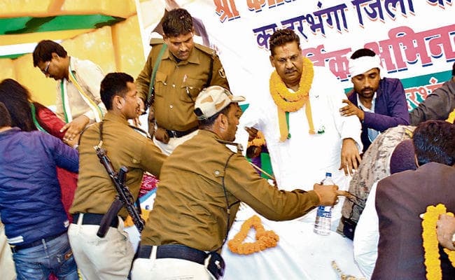 दरभंगा : …..जब कीर्ति आजाद के सम्मान समारोह के दौरान टूटा मंच