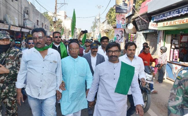 बाबाधाम से हेमंत ने की संघर्ष यात्रा की शुरुआत, कहा, चुनाव में सभी को कर देंगे ”क्लीन बोल्ड”