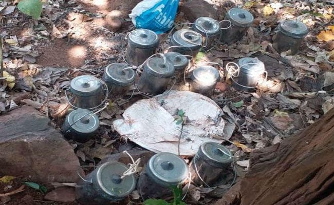 दुमका : चुनाव के दौरान बड़ी घटना को अंजाम देना चाहते थे नक्सली, 17 आईईडी बम बरामद