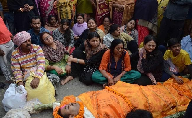 व्यवसायी पुरुषोत्तम गुप्ता हत्याकांड : विरोध में शव को सड़क पर रख कारोबारियों ने किया प्रदर्शन