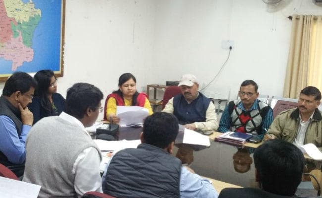 लोहरदगा : उपायुक्त ने राजनीतिक दल के लोगों को बूथ बदलने के प्रस्ताव की दी जानकारी