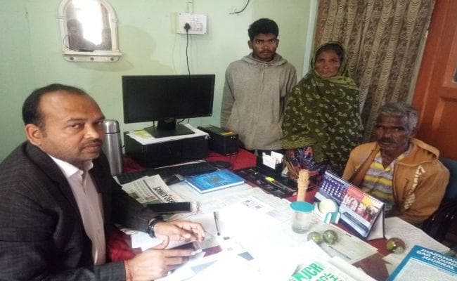 गुमला : 12 साल बाद दिल्ली में मिली असुर जनजाति की बेटी, बात कर भावुक हुए माता-पिता
