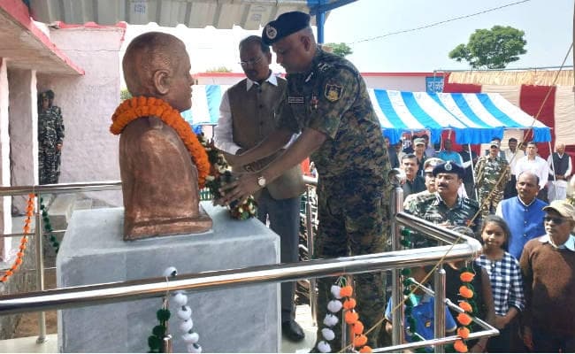 गुमला : शहीद विजय सोरेंग की प्रतिमा का अनावरण, बच्चों के लिए खुला पुस्तकालय