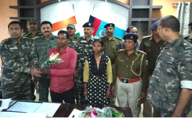 नक्सली लालचंद हेंब्रम दस्ते के दंपत्ति कैडर शांति और गोइंदा ने किया आत्मसमर्पण