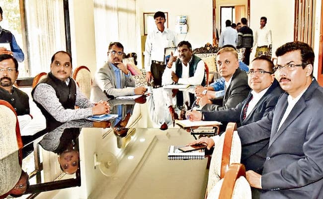 रांची : ऐसी कार्य योजना बनायें, ताकि श्रद्धालुओं को देवघर आने से आध्यात्मिक यात्रा की पूर्णता का एहसास हो : रघुवर दास