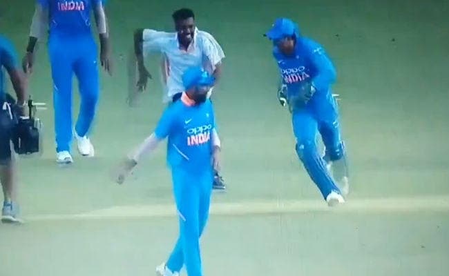 धौनी को HUG करने मैदान में घुसा फैन, ”माही” ने जमकर दौड़ाया, देखें VIDEO