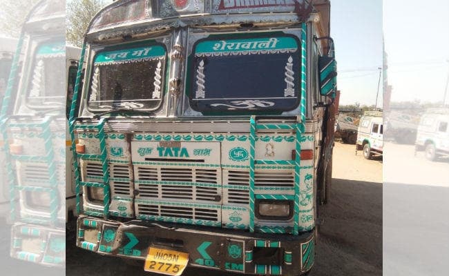 चौपारण : मवेशी से लदा दो ट्रक जब्त, चार गिरफ्तार, तस्करी में शामिल 6 लोगों पर मामला दर्ज