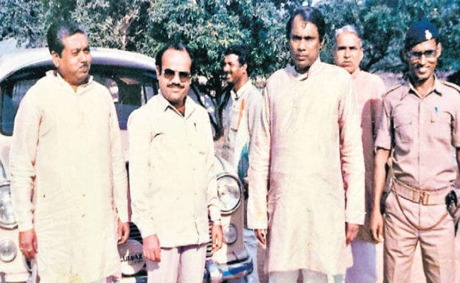 देवघर: चुनाव जीता तो खरीदी पुरानी एंबेसडर कार