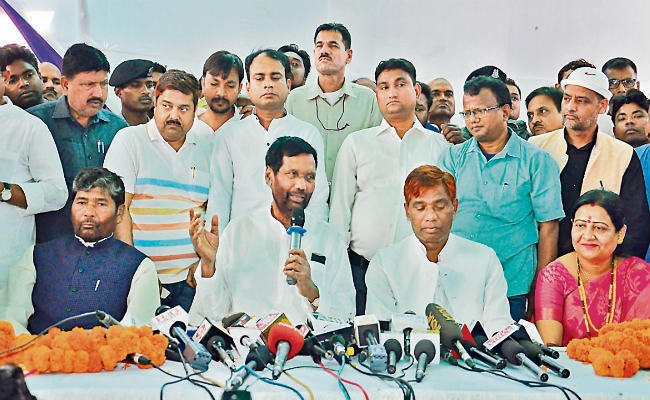 पटना : 26 को खगड़िया सीट की होगी घोषणा, वीणा लोजपा में शामिल, रामविलास पासवान ने कहा सभी सीटों पर होगी जीत