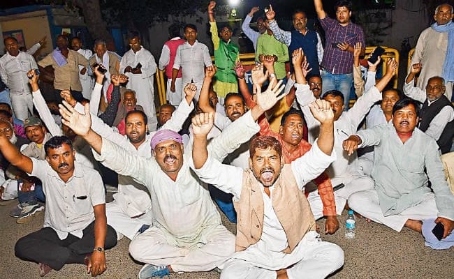 पटना : राबड़ी आवास पर टिकट के दावेदारों का धरना-प्रदर्शन