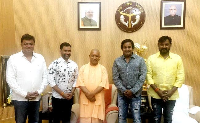 भोजपुरी गायक व अभिनेता निरहुआ भाजपा में हुए शामिल, योगी आदित्यनाथ की मौजूदगी में भाजपा की ली सदस्यता