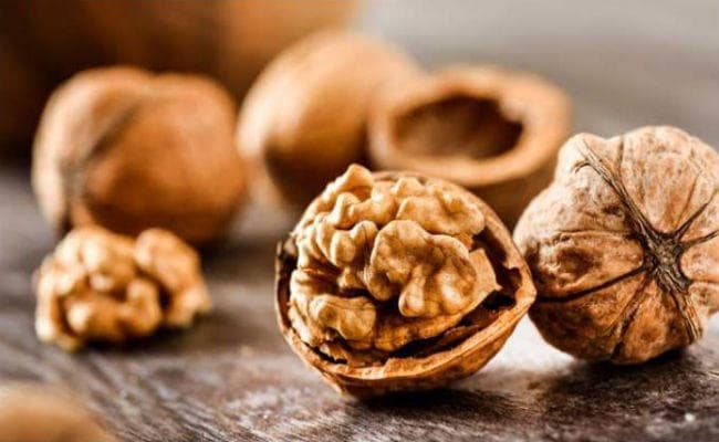 Health News : कैंसर के खिलाफ लड़ाई में मददगार हो सकता है अखरोट