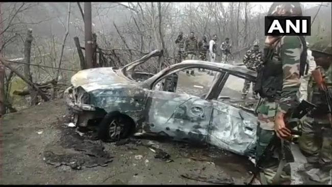 जम्मू-कश्मीर: CRPF के काफिले में शामिल बस को कार ने मारी टक्कर, हुआ जोरदार धमाका, मची अफरा-तफरी